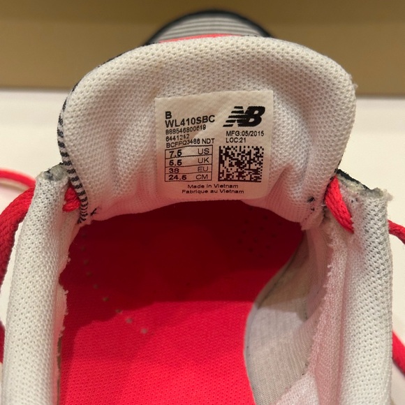 New Balance Black and White Sneakers with Pink Laces - Picture 7 of 8